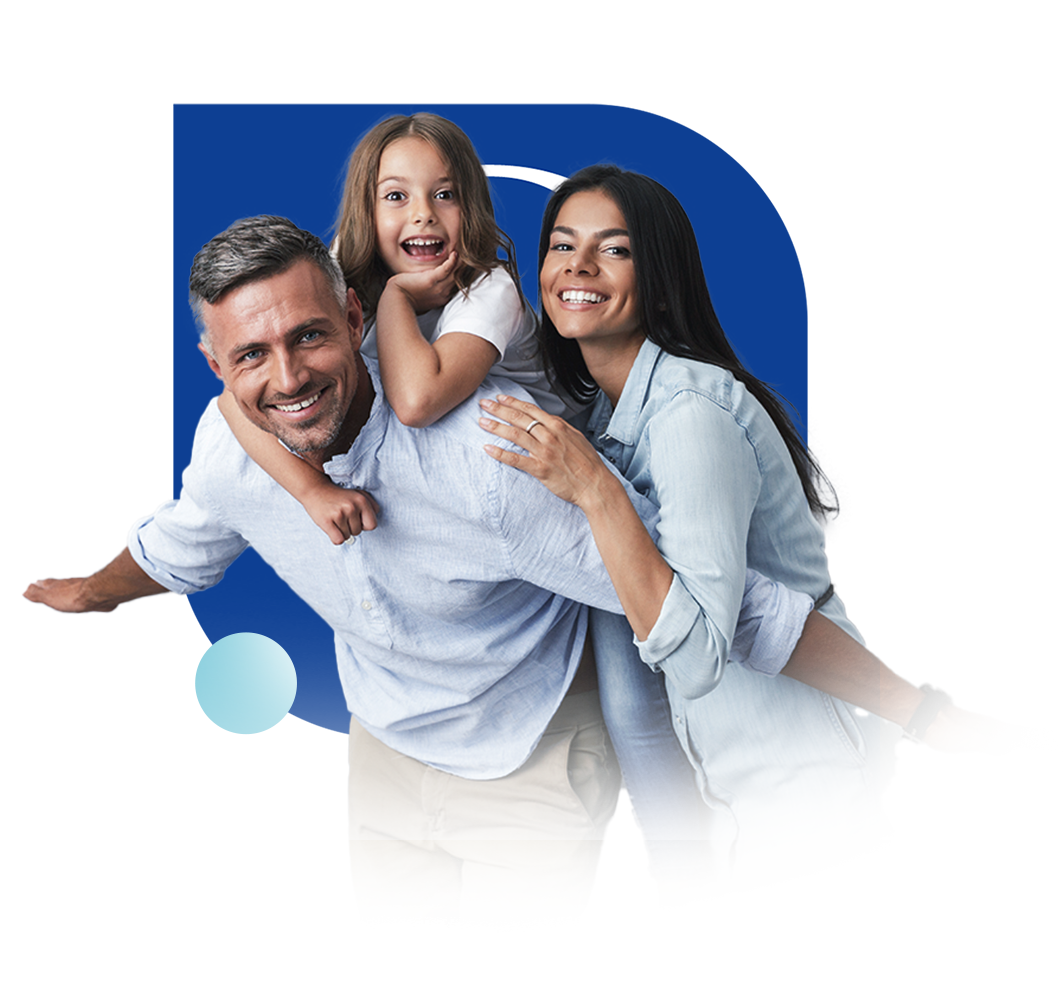 Família abraçada segura sobre o logo da Selfcare